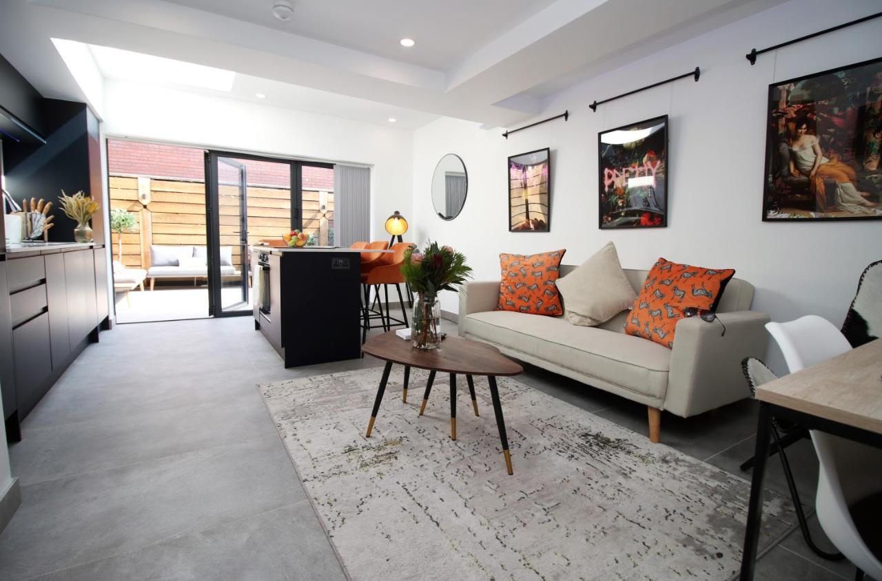 New Spacious 2 Bed Getaway - Private Courtyard! - Underfloor Heating Кардиф Екстериор снимка