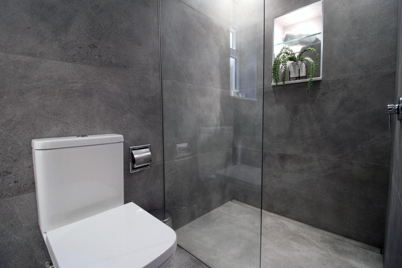 New Spacious 2 Bed Getaway - Private Courtyard! - Underfloor Heating Кардиф Екстериор снимка