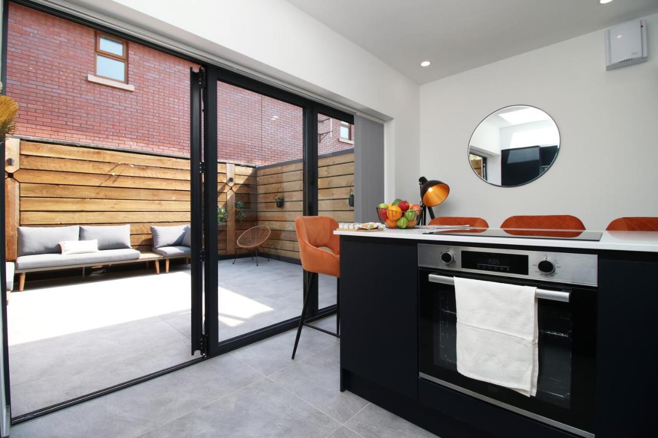 New Spacious 2 Bed Getaway - Private Courtyard! - Underfloor Heating Кардиф Екстериор снимка