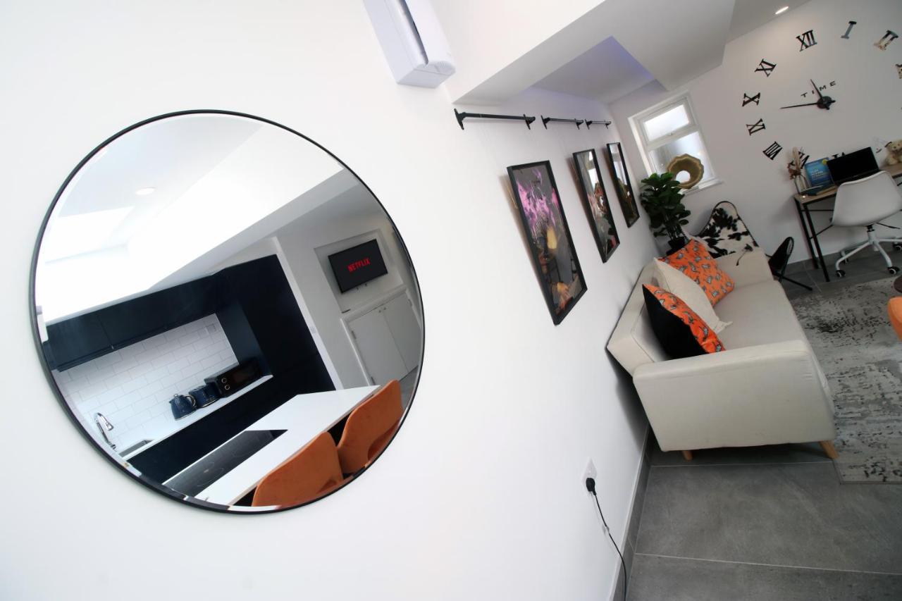 New Spacious 2 Bed Getaway - Private Courtyard! - Underfloor Heating Кардиф Екстериор снимка