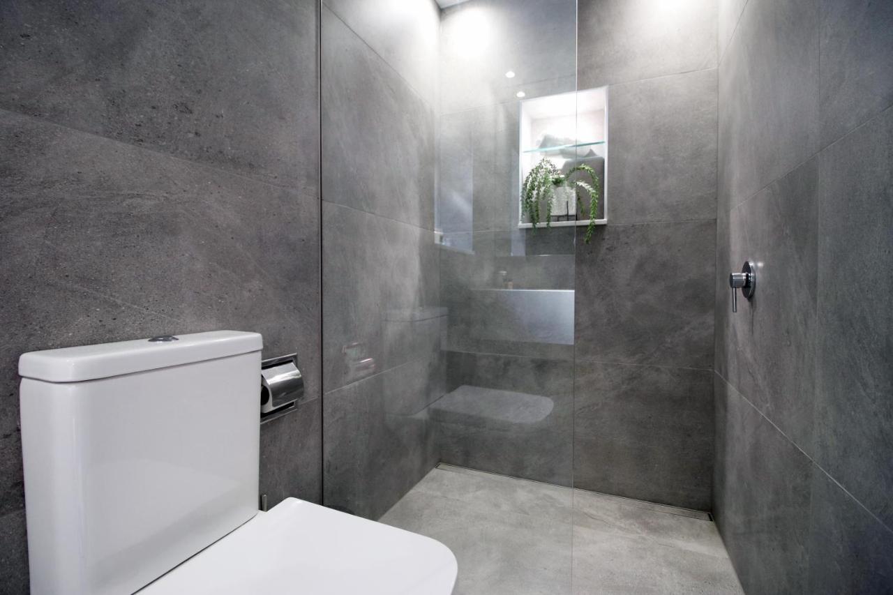New Spacious 2 Bed Getaway - Private Courtyard! - Underfloor Heating Кардиф Екстериор снимка